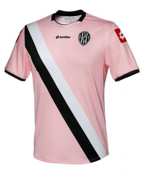 Una visione d&#39;insieme della terza maglia del Cesena, rosa con banda laterale bianconera a richiamare i colori sociali del club
